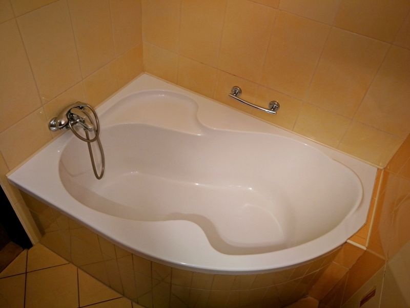 Space-Efficient Corner Tub
